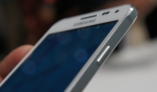 Samsung-Galaxy-Alpha-hands-on-IFA-2014-5